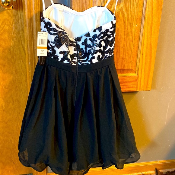 NWT strapless formal - Picture 4 of 5